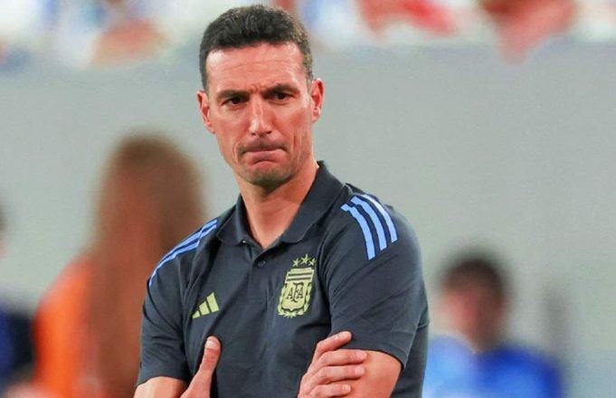 SCALONI NO DIRIGIRÁ ARGENTINA VS. PERÚ PORQUE FUE SUSPENDIDO POR LA CONMEBOL.