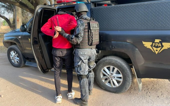 DOS DETENIDOS POR COMERCIALIZAR DROGAS EN CERCANÍA A CENTROS EDUCATIVOS EN DEÁN FUNES.