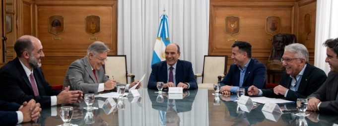 LLARYORA FIRMÓ CON FRANCOS EL ACUERDO PARA REACTIVAR LA OBRA PÚBLICA NACIONAL EN LA PROVINCIA.