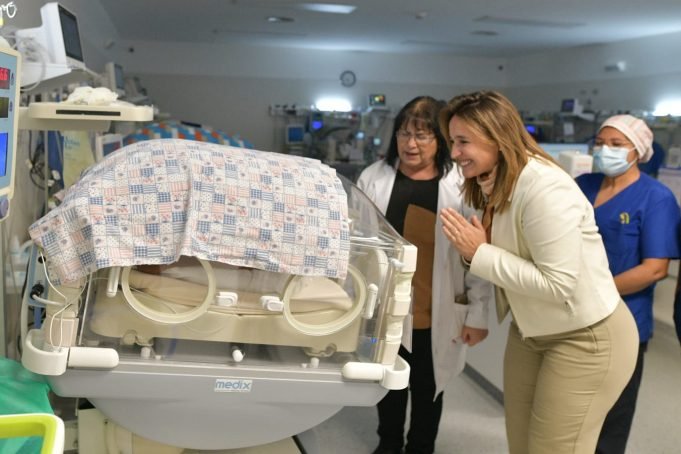 PRUNOTTO Y PIECKENSTAINER VISITARON A LOS CUATRILLLIZOS Y SU MADRE.