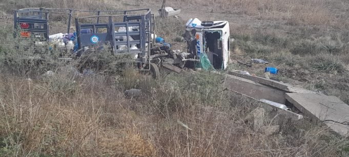 SAN PEDRO NORTE: DESPISTÓ Y TUMBÓ UN CAMIÓN DISTRIBUIDOR DE GARRAFAS. UN LESIONADO.