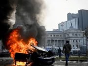 LEY DE BASES: MANIFESTANTES K QUEMARON EL MÓVIL DE CADENA3 EN BS. AS.