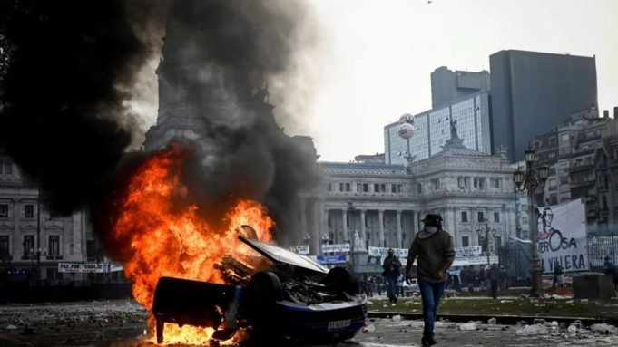 LEY DE BASES: MANIFESTANTES K QUEMARON EL MÓVIL DE CADENA3 EN BS. AS.