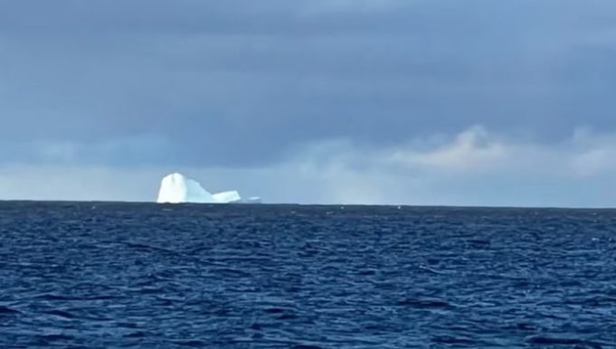 USHUAIA: APARECIÓ UN ICEBERG CERCA DE LA COSTA Y ALERTARON A LOS BARCOS.