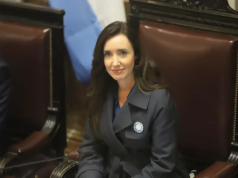 SE APROBÓ LA LEY BASES. LA VICEPRESIDENTE VILLARUEL DESEMPATÓ LA IGUALDAD DE VOTOS.