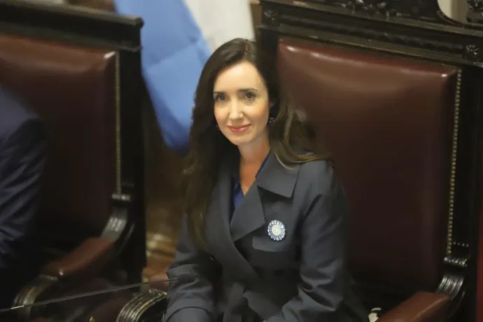 SE APROBÓ LA LEY BASES. LA VICEPRESIDENTE VILLARUEL DESEMPATÓ LA IGUALDAD DE VOTOS.