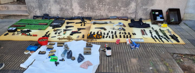 CÓRDOBA: EN UN ALLANAMIENTO POR UN TELÉFONO HALLARON UN ARSENAL DE GUERRA.