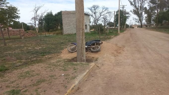 CAÑADA DE LUQUE: UN MOTOCICLISTA CHOCÓ CONTRA UN POSTÉ Y FALLECIÓ.