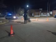 UNA MENOR DE EDAD EN MOTO CHOCÓ A UNA SEÑORA EN B° BELGRANO Y ESCAPÓ DE INMEDIATO.