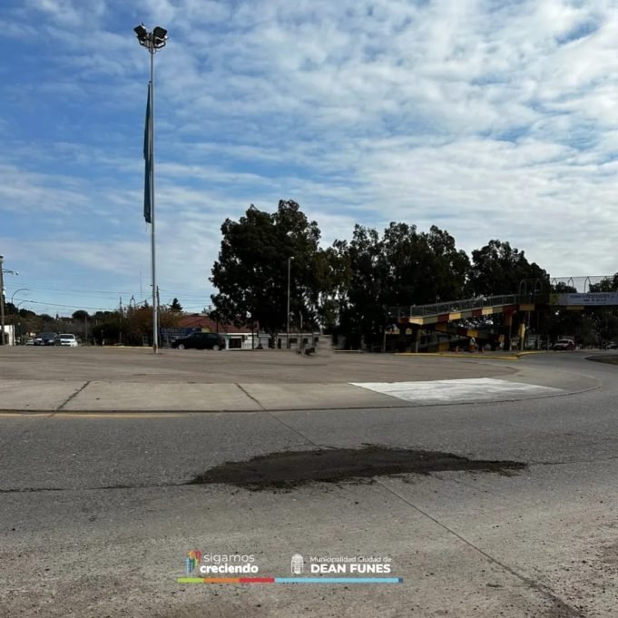 DEÁN FUNES: BACHEO DE ROTONDA EN RUTA NACIONAL 60.
