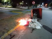 DEÁN FUNES: UNA PERSONA FUERA DE SÍ HABRÍA PRENDIDO FUEGO 5 CONTENEDORES DE BASURA.