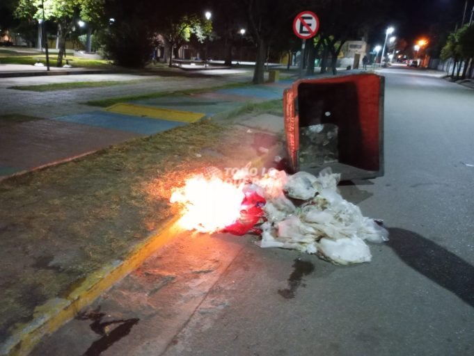 DEÁN FUNES: UNA PERSONA FUERA DE SÍ HABRÍA PRENDIDO FUEGO 5 CONTENEDORES DE BASURA.