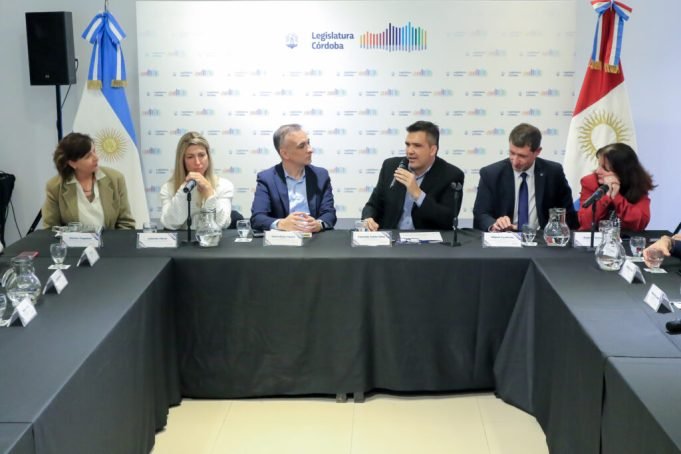 LANZAN EN LA LEGISLATURA EN VII ENCUENTRO ANUAL DE CONSULTORÍA POLÍTICA.