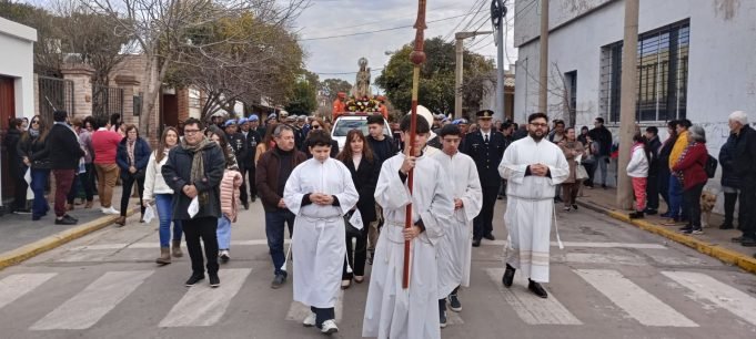 CONCURRIDA PRESENCIA DE FIELES EN LA PROCESIÓN EN HONOR A LA VIRGENCITA DEL CARMEN.