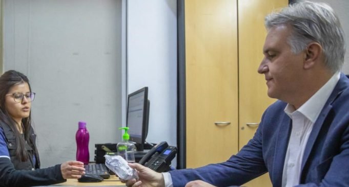 EL GOBERNADOR MARTÍN LLARYORA SE REALIZÓ EL NARCOTEST.