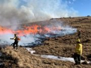 LA ROTACIÓN DEL VIENTO COMPLICA EL COMBATE CONTRA EL FUEGO EN EL CERRO CHAMPAQUÍ.