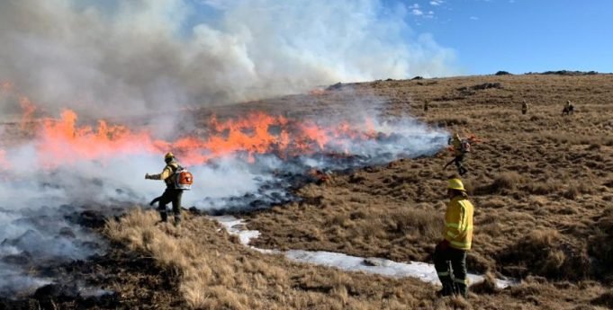 LA ROTACIÓN DEL VIENTO COMPLICA EL COMBATE CONTRA EL FUEGO EN EL CERRO CHAMPAQUÍ.