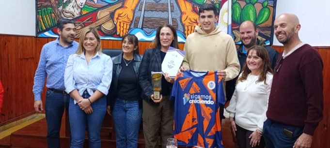 RUGIÓ EL GRAN EFRAÍN: EL CONCEJO RECONOCIÓ AL RUGBIER CAPITÁN DE LOS PUMITAS.