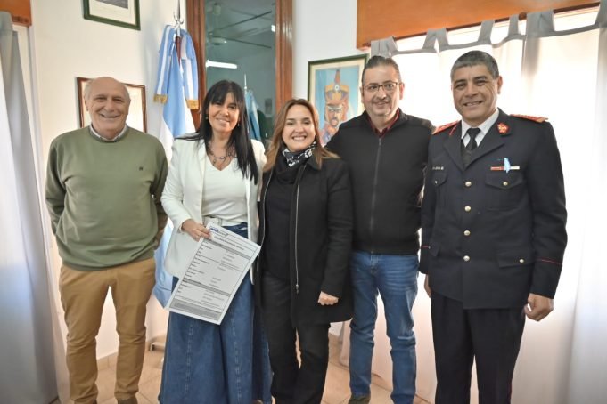 MYRIAN PRUNOTTO ENTREGÓ UN APORTE PROVINCIAL A BOMBEROS DE JESÚS MARÍA.