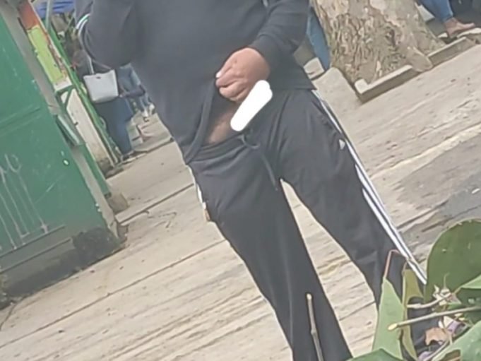 TRASLADARON AL HOSPITAL A UN HOMBRE QUE ESTABA EXHIBIÉNDOSE DESNUDO EN B°JOSÉ HERNÁNDEZ.