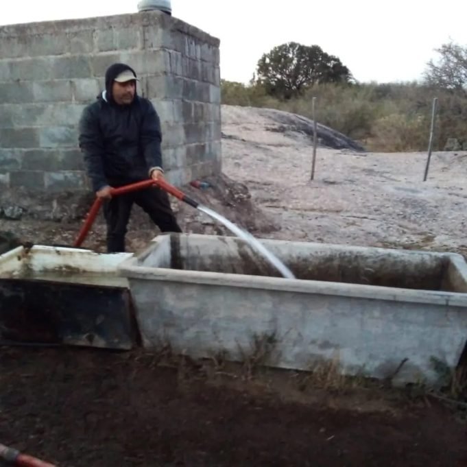 TULUMBA: LA MUNI CONTINÚA ABASTECIENDO DE AGUA A LOS VECINOS.