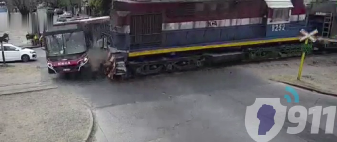 UN TREN EMBISTIÓ A UN ERSA EN CÓRDOBA.