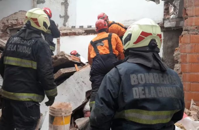 BS. AS.: RESCATARON A UN ALBAÑIL ATRAPADO LUEGO DE UN DERRUMBE.