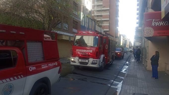 20 AUTOEVACUADOS POR EL INCENDIO DE UN DEPARTAMENTO EN EL CENTRO DE CÓRDOBA.