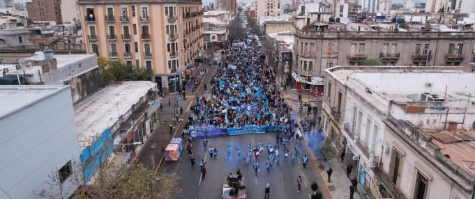 ALTO ACATAMIENTO AL PARO PROVINCIAL Y MASIVA MARCHA DE UEPC. EN ISCHILÍN LA ADHESIÓN FUE DEL 85%