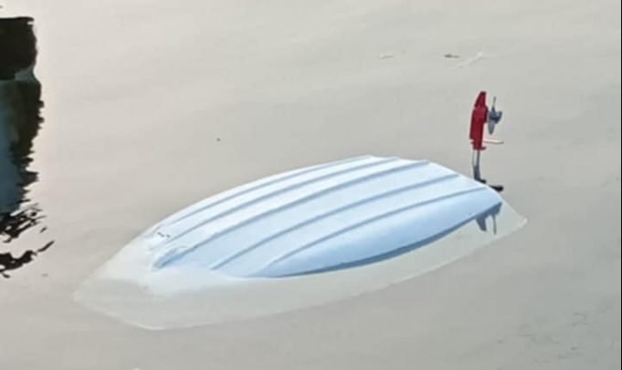 FALLECIÓ UN HOMBRE AL DARSE VUELTA SU BOTE EN DIQUE TERCERA USINA. SU HIJITA SOBREVIVIÓ.