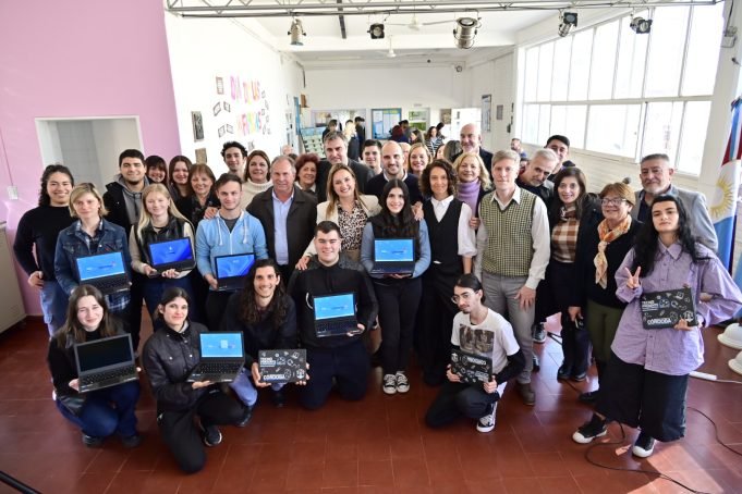 MYRIAN PRUNOTTO LLEVÓ NETBOOKS A DOCENTES EN FORMACIÓN EN ALMAFUERTE.
