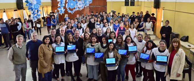 MYRIAN PRUNOTTO LLEVÓ NETBOOKS A DOCENTES EN FORMACIÓN EN ALMAFUERTE.