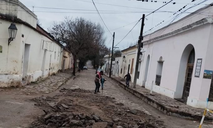 VILLA TULUMBA: LA MUNI TRABAJA EN LA PUESTA EN VALOR DE LA CALLE PRINCIPAL.
