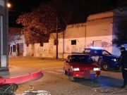 ACCIDENTE EN DEÁN FUNES: UN RENAULT 9 CHOCÓ A UN SEÑOR QUE CIRCULABA EN BICICLETA POR BV. MITRE Y SANTA FE.