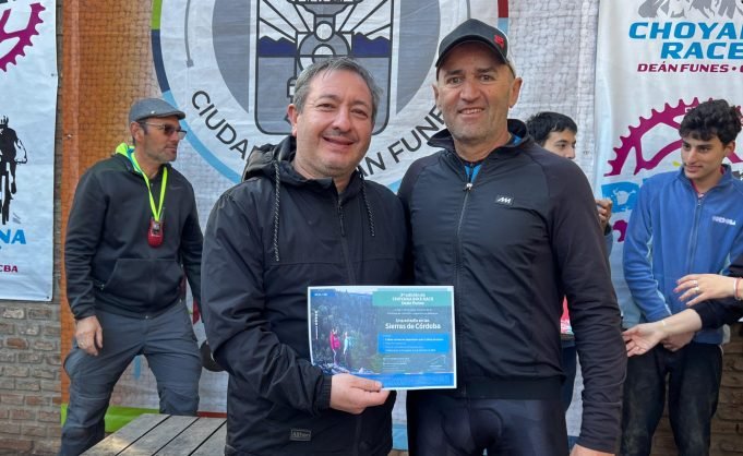 EL LEGISLADOR FIGUEROA PRESENTE EN LA PREMIACIÓN DE LA CHOYANA BIKE RACE.