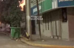 DEÁN FUNES: UN CAMIÓN DERRIBÓ EL SEMÁFORO DE DOMINGO CABRERA Y SAN LUIS.