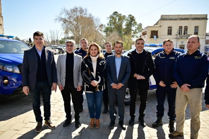 MYRIAN PRUNOTTO PRESIDIÓ LA ENTREGA DE MÓVILES POLICIALES EN ALTA GRACIA Y MALAGUEÑO.