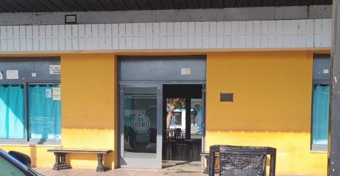 APREHENDIERON A UN CHICO DE 18 AÑOS POR ROBAR Y ROMPER UN VIDRIO EN LA TERMINAL DE LA DORMIDA.