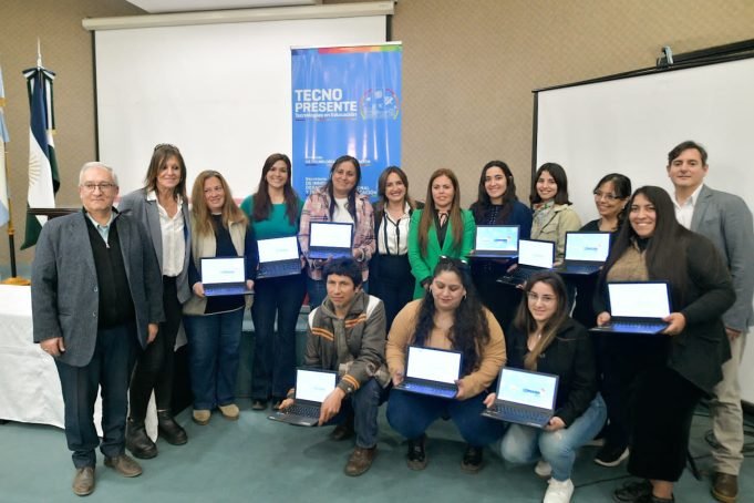 LA VICEGOBERNADORA MYRIAN PRUNOTTO ENTREGÓ NETBOOKS EN HUINCA RENANCÓ EN EL MARCO DEL PROGRAMA TECNO PRESENTE.