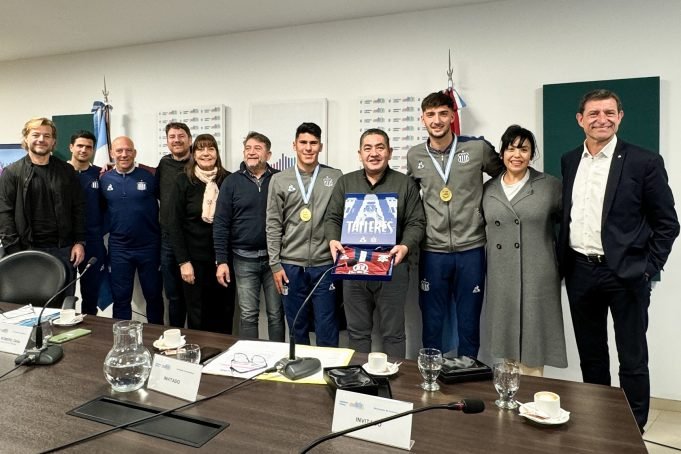 LA COMISIÓN DE DEPORTES DISTINGUIÓ A DOS FUTBOLISTAS JUVENILES DEL CLUB TALLERES.