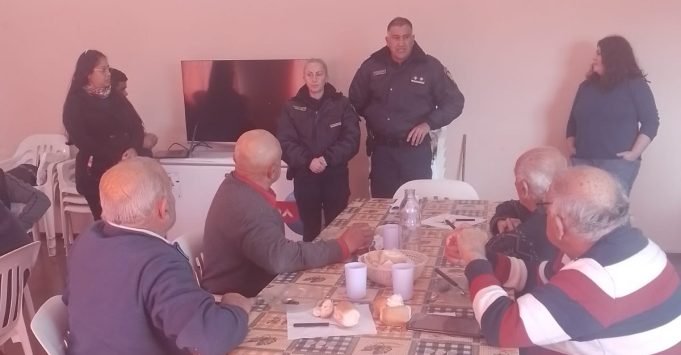 VILLA TULUMBA: CHARLA DE PREVENCIÓN DE ROBOS Y ESTAFAS A JUBILADOS.