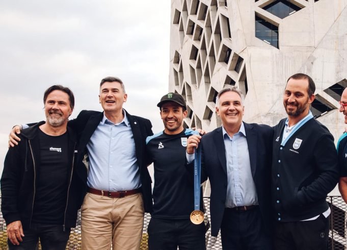 LLARYORA RECIBIÓ AL MEDALLISTA OLÍMPICO JOSÉ “MALIGNO” TORRES.