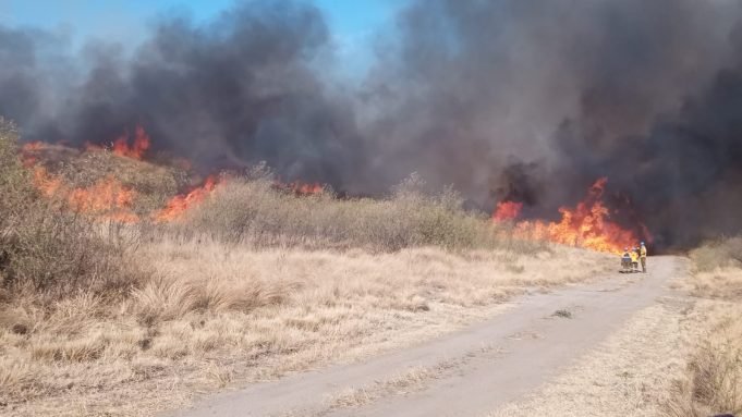 INCENDIO EN ESTANCIA LA PAZ: INTERVIENEN BOMBEROS DEÁN FUNES.