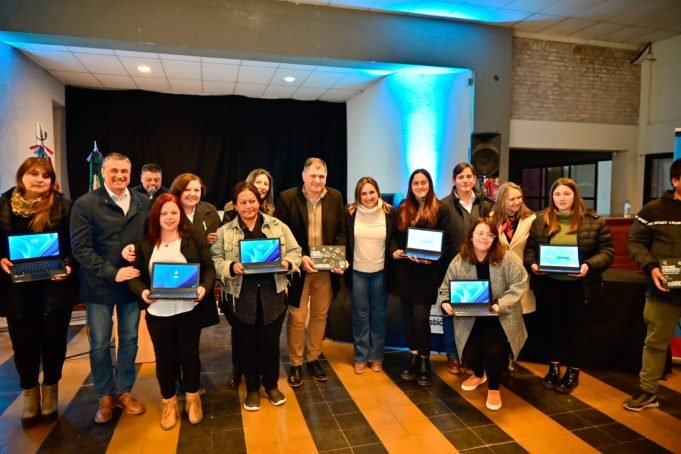 MYRIAN PRUNOTTO ENTREGO NETBOOKS A ALUMNOS DEL COLEGIO SUPERIOR SAN MARTÍN DE BALNEARIA.