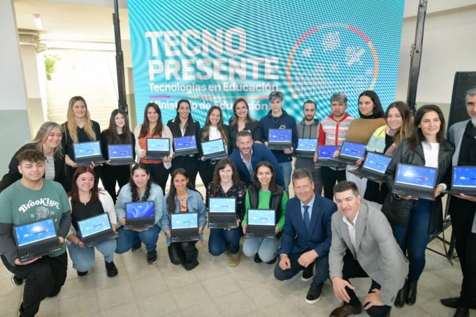 LA VICEGOBERNADORA MYRIAN PRUNOTTO, ENTREGÓ 491 NETBOOKS EN EL MARCO DEL PROGRAMA TECNO PRESENTE EN BELL VILLE.