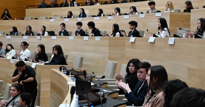 LA LEGISLATURA DE CÓRDOBA SE LLENÓ DE JÓVENES QUE DEBATEN SOBRE EL RÉGIMEN PENAL JUVENIL.