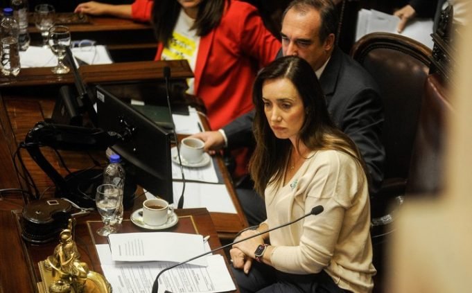 VILLARRUEL CONVOCÓ A SESIÓN ESPECIAL PARA DAR MARCHA ATRÁS AL AUMENTO DE SENADORES.