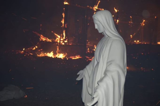 LA VIRGEN DE LA MEDALLA MILAGROSA QUEDÓ INTACTA TRAS EL PASO DEL FUEGO EN ONGAMIRA.