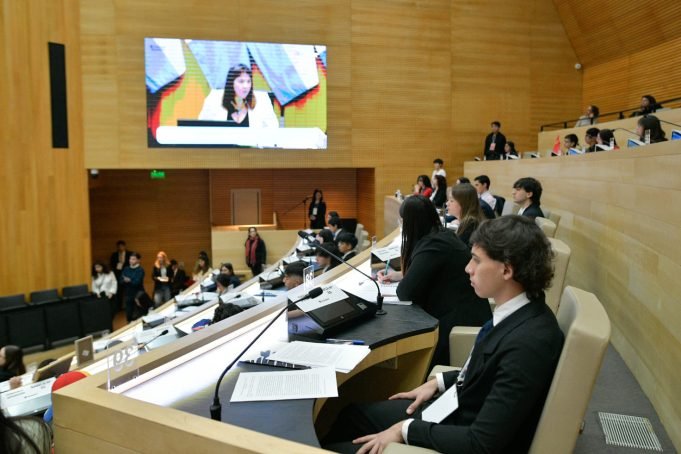 ESTUDIANTES DEBATEN SOBRE ACTUALIDAD INTERNACIONAL EN LA LEGISLATURA.