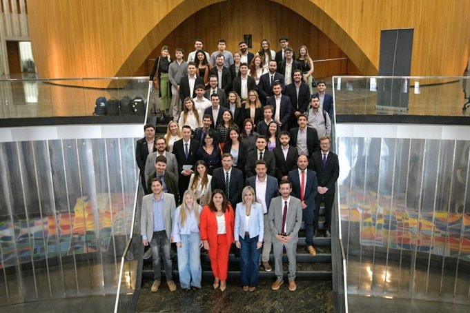 PRUNOTTO Y LEGISLADORES DIALOGARON CON JÓVENES EN LA LEGISLATURA.